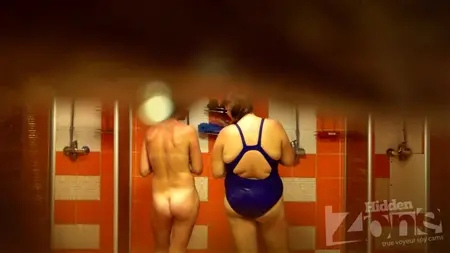 Баба с толстой жопой в синем купальнике загораживает голую девку в бане