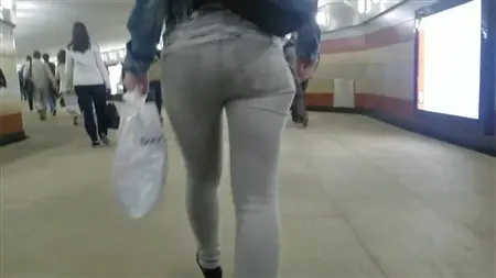 Чувак снимает на камеру тайком круглую попку незнакомки в джинсах