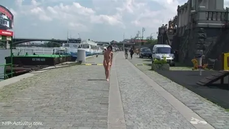 Девушка с красивым телом ходит голая по набережной