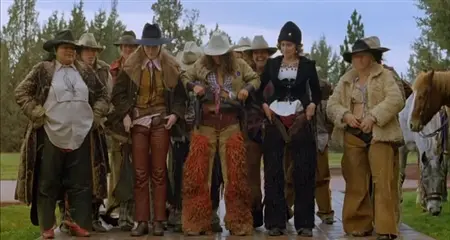 Девушки ковбои снимают штаны перед жителями города