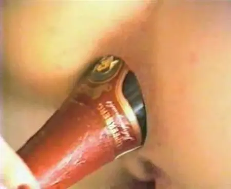 Домашнее видео: Сучка мастурбирует, пока у нее в жопе торчит бутылка