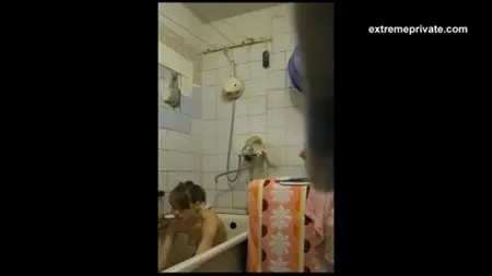 Дрочер подсматривает за голой девчонкой в ванной