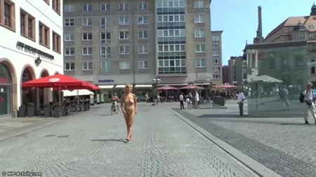 Две распутные телочки бродят голыми по чешским улицам