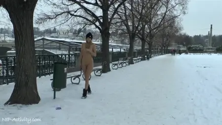 Экстрим от красотки: голая девка позирует среди снега