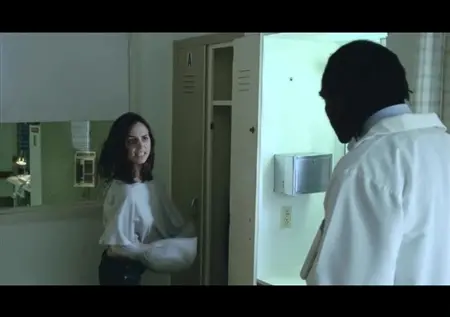Элайза Душку засветила сисечки в психологическом триллере «Алфавитный убийца»