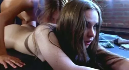 Эрин Браун и Сьюзи МакКоппин в лесбийской сцене из фильма