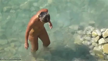 Фигуристая девушка купается голая в речке