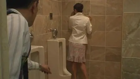 Фотограф проводит эротическую фотосессию в туалете