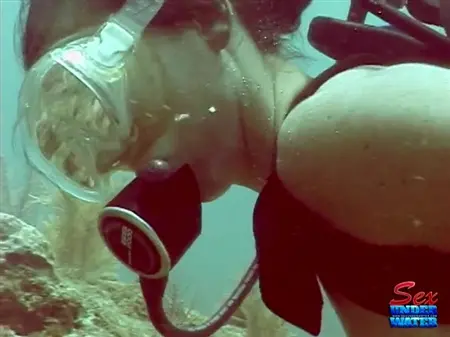 Голенькая аквалангистка изучает дно океана