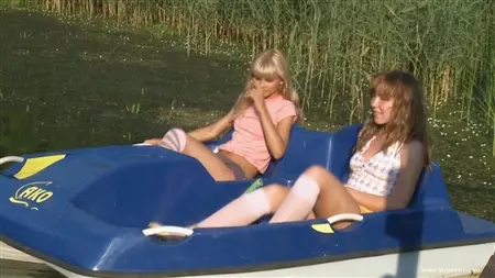 Голые девчушки дрочат пилотки на озере