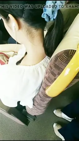 Извращенец пытается заглянуть в кофточку азиатки в автобусе