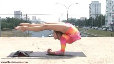 Худющая гимнастка вытворяет со своим гибким телом крутые вещи
