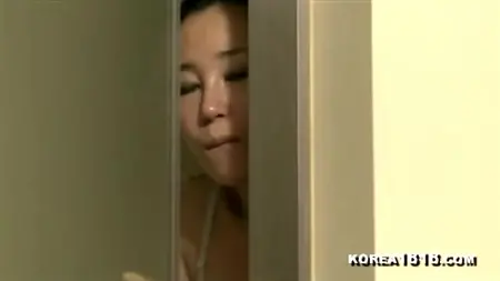 Корейская жена смотрит, как муж изменяет ей