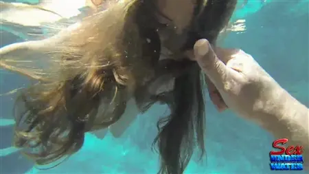 Милашка тренируется на резиновом члене сосать под водой