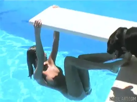 Молоденькая фотомодель снимается обнаженной в бассейне