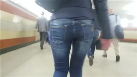 Парень преследует в метро девушку с красивой попой