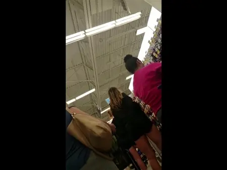 Паренек снимает задницы телок в магазине на мобилу