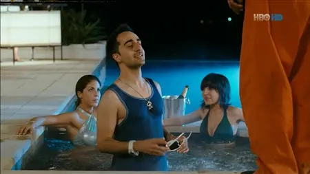 Парни развлекаются с голыми девками в бассейне