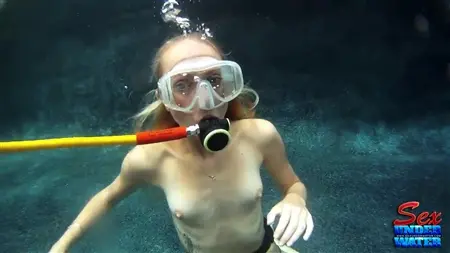 Плоская аквалангистка тренируется нырять на глубину