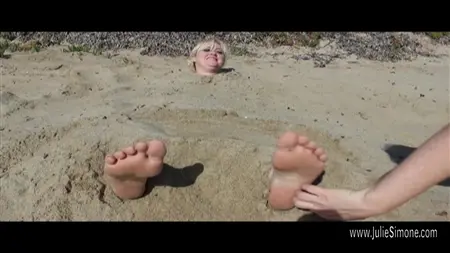 Подруга щекочет ступни фетишистки на пляже
