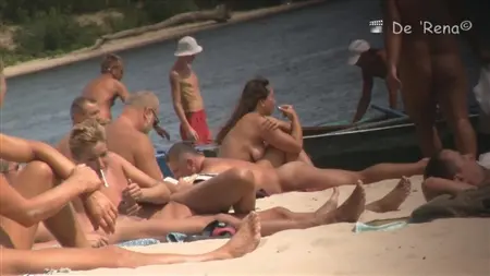 Подсматривание за голыми женщинами и мужчинами на нудистском пляже