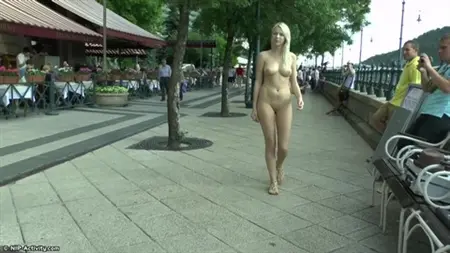 Похотливая чешская нудистка ходит голая по городу