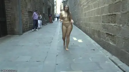 Полненькая девка с маленькими сиськами ходит голая по городу
