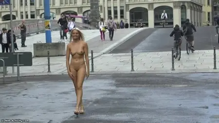 Прохожие оборачиваются на голую девушку на улице Парижа