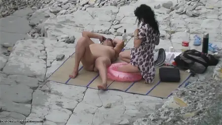 Распутные подружки с голыми сиськами расслабляются на пустынном пляже