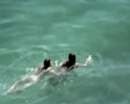 Развратная девка купается в море голышом со своим парнем и соблазняет его