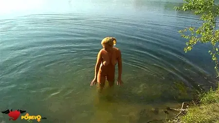 Русская женщина Маша плавает голенькой в озере