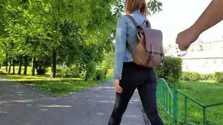 Русский чувак идет за девкой и снимает ее задницу на камеру