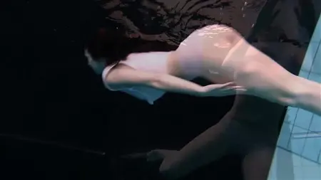 Рыженькая девица устроила эротическое шоу под водой