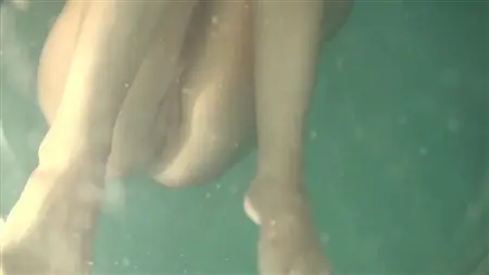 Сексуальное шоу под водой от крошки с бритой киской