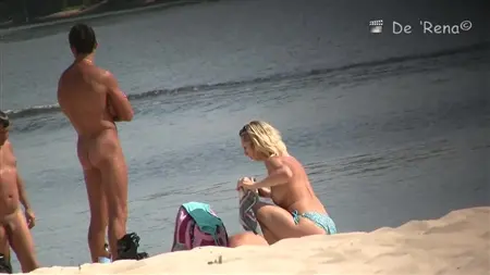 Сексуальные девки наслаждаются отдыхом на пустынном пляже