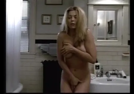 Шарлотта Росс без одежды в эпизоде из телесериала «Полиция Нью-Йорка»