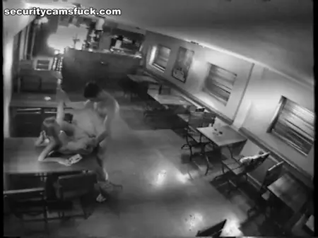Скрытая камера засняла, как официантка трахается с посетителем в кафе