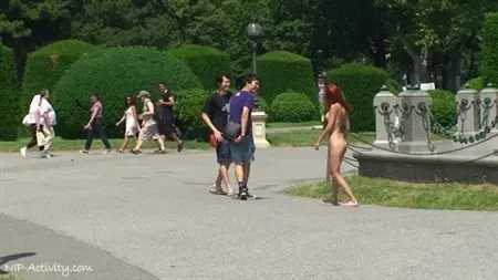 Сладкая голая девка на улице разгуливает между памятками культуры