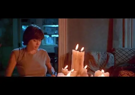 Сочные сиськи Анджелины Джоли в эпизоде из фильма «Ложный огонь»