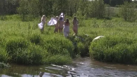 Солдаты повстречали на речке голых девиц