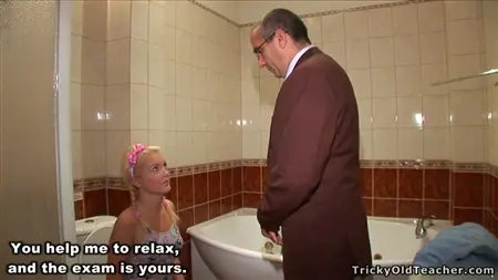 Старый русский профессор трахнул свою ученицу в ее ванной комнате