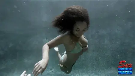Темнокожая красотка тренируется подольше находиться под водой