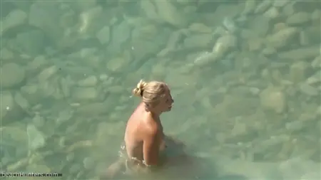 Возбужденная нудистка пристает к мужу, пока они плавают недалеко от берега