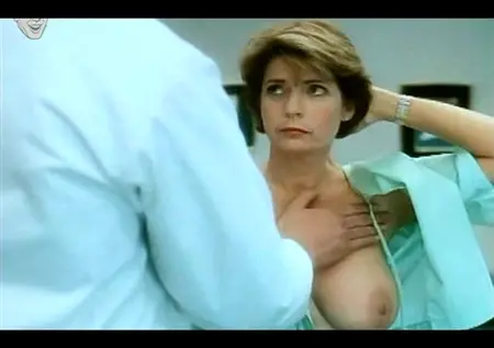 Врач из фильма «Моя грудь» осматривает шикарную грудь Мередит Бакстер