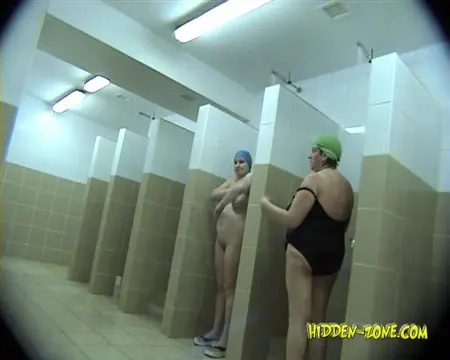 Женщины моются в душе после плавания в бассейном комплексе