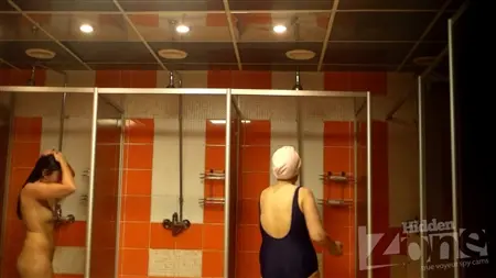 Жирная женщина в возрасте купается перед скрытой камерой